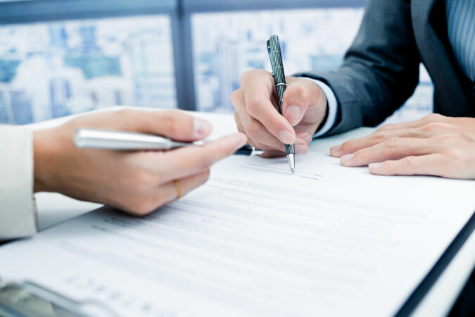 46625745 – business man signing a contract